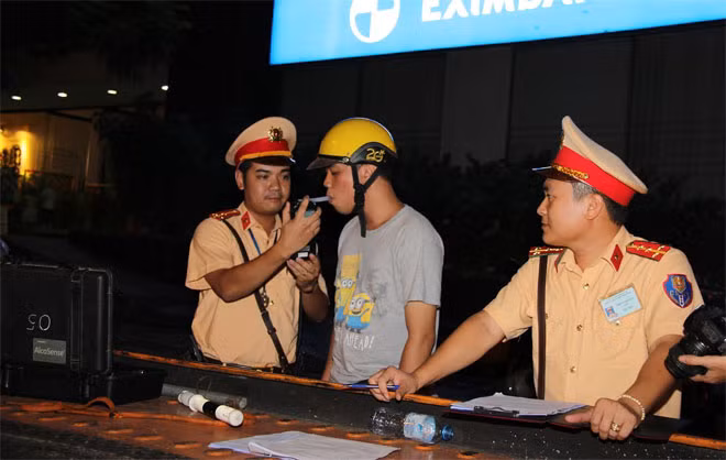 Lực lượng CSGT yêu cầu người điều khiển xe máy thổi vào thiết bị đo nồng độ cồn. Lực lượng CSGT yêu cầu người điều khiển xe máy thổi vào thiết bị đo nồng độ cồn.