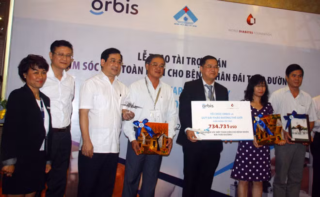 Lễ trao tài trợ dự án “Chăm sóc mắt toàn diện cho bệnh nhân đái tháo đường”.