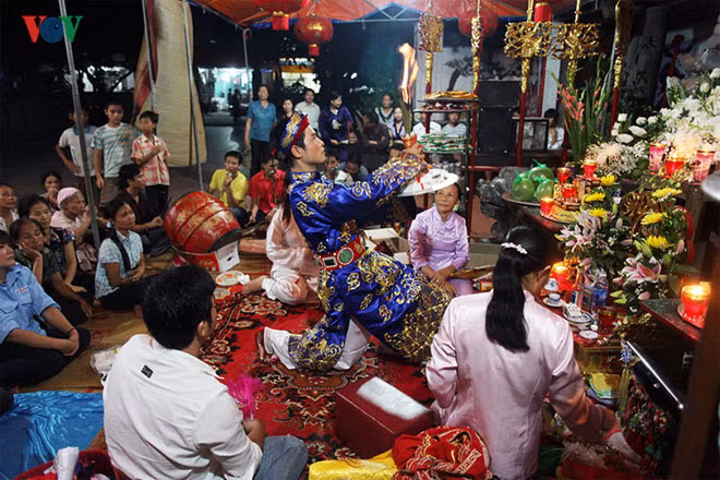 Vì vậy đòi hỏi người thực hành cần có sức khỏe, niềm tin vào tín ngưỡng cũng như sự trợ giúp của những người theo hầu.
