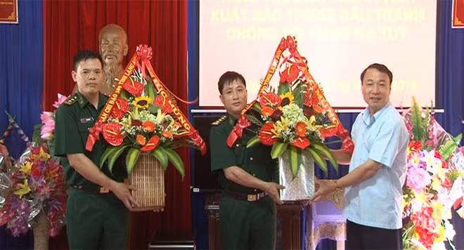 Ông Nguyễn Công Trưởng PHó CT UBND tỉnh tặng hoa chúc mừng BĐBP.