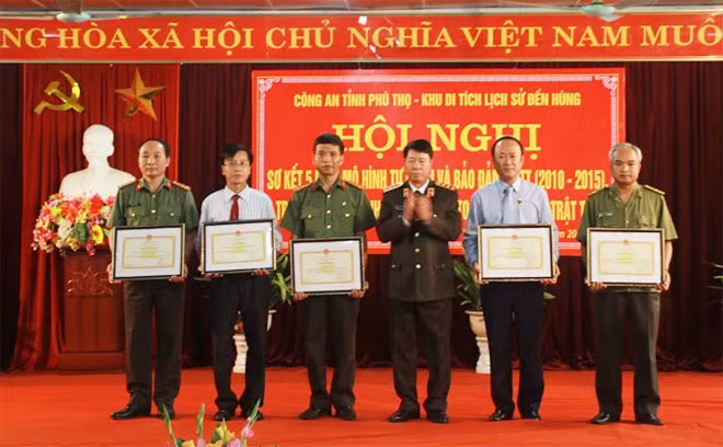Thứ trưởng Bùi Văn Nam tặng Bằng khen của Bộ Công an cho các tập thể và cá nhân có thành tích xuất sắc.