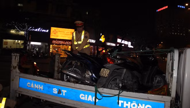 Lực lượng CSGT tạm giữ phương tiện vi phạm. Lực lượng CSGT tạm giữ phương tiện vi phạm.