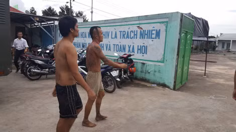 Học viên thất thểu trở về trại.