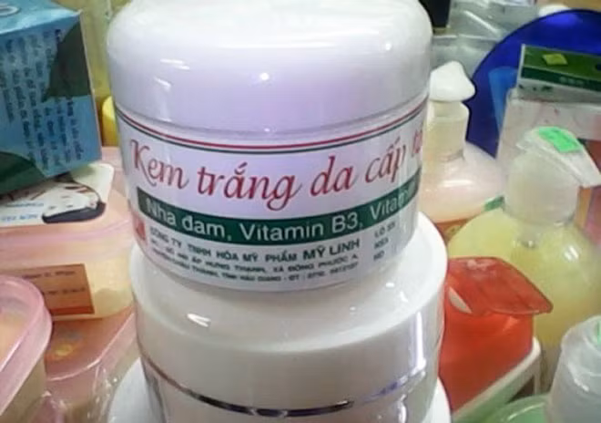 Kem tẩy trắng da cấp tốc được bày bán tràn lan trên thị trường.