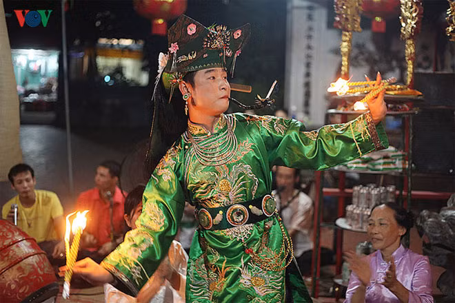 Những hình ảnh mang tính ước lệ biểu diễn trên nền nhạc, ca từ kể lại công trạng của vị anh hùng, vị thần dân tộc.