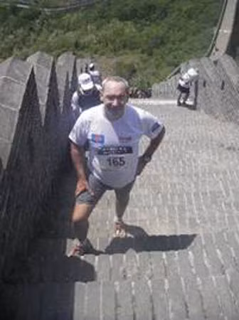 Doanh nhân H. Sherer tham gia thi chạy marathon trên Vạn Lý Trường Thành ở Trung Quốc vào mùa hè năm 2013.