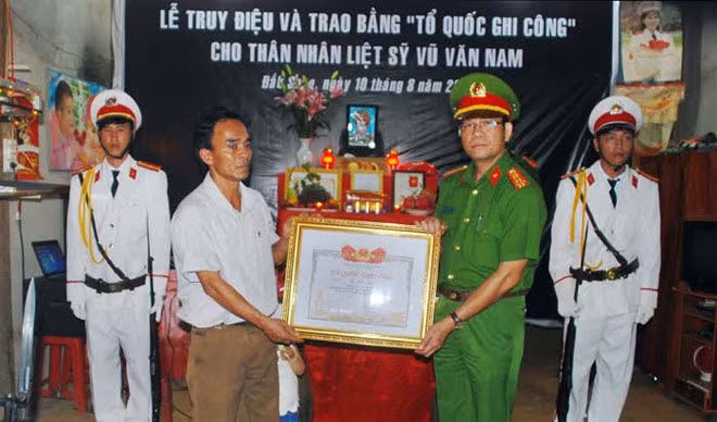 Thay mặt Đảng ủy, Ban giám đốc Công an tỉnh, Đại tá Lê Vinh Quy – Phó giám đốc đã trao Bằng tổ quốc ghi công cho thân nhân liệt sỹ Vũ Văn Nam. Thay mặt Đảng ủy, Ban giám đốc Công an tỉnh, Đại tá Lê Vinh Quy – Phó giám đốc đã trao Bằng tổ quốc ghi công cho thân nhân liệt sỹ Vũ Văn Nam.