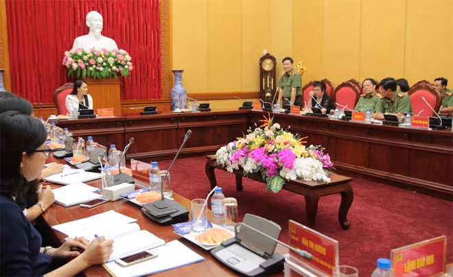 Trung tướng Nguyễn Xuân Mười, Phó Tổng cục trưởng Tổng cục Chính trị CAND phát biểu tại buổi làm việc. Trung tướng Nguyễn Xuân Mười, Phó Tổng cục trưởng Tổng cục Chính trị CAND phát biểu tại buổi làm việc.