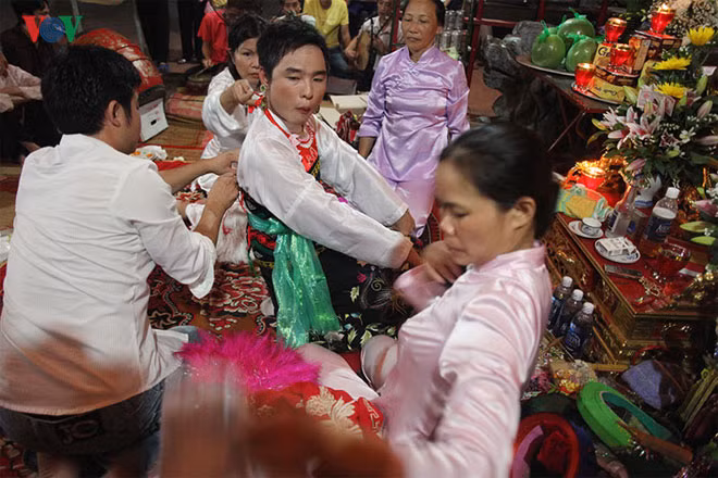 Do vậy, trong 1 tích hầu đồng, nhân vật đảm nhận “vai diễn” phải thay đổi rất nhiều lần xiêm y cho phù hợp với từng giai đoạn của người được kể đến…