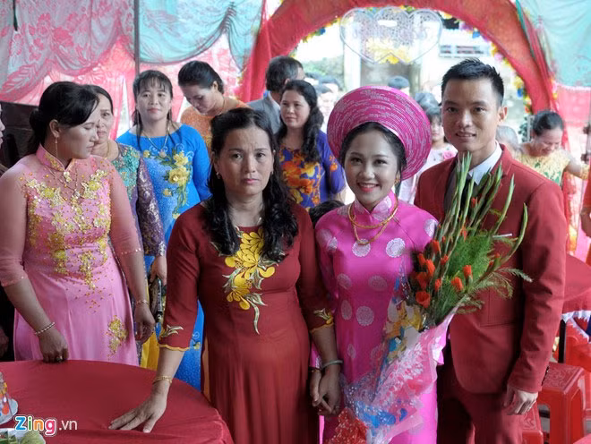 Hà tâm sự, anh là nhân viên kinh doanh lĩnh vực điện máy, vợ là Lâm Thị Kim Liên (23 tuổi, cùng quê Phú Yên) làm nghề truyền thông giải trí, đều công tác tại TP.HCM. Đôi bạn trẻ gặp, yêu nhau tại TP.HCM, đến tháng 11 này trở về quê kết hợp lại trùng khớp đợt mưa lũ lớn tràn về. Hà tâm sự, anh là nhân viên kinh doanh lĩnh vực điện máy, vợ là Lâm Thị Kim Liên (23 tuổi, cùng quê Phú Yên) làm nghề truyền thông giải trí, đều công tác tại TP.HCM. Đôi bạn trẻ gặp, yêu nhau tại TP.HCM, đến tháng 11 này trở về quê kết hợp lại trùng khớp đợt mưa lũ lớn tràn về.