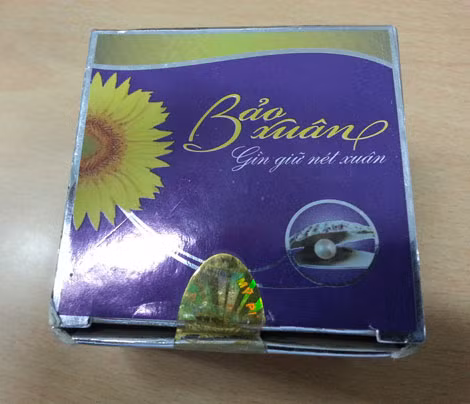 Nhãn hiệu Bảo Xuân của Cơ sở Ngân Anh (ảnh dưới) dễ gây nhầm lẫn với nhãn hiệu của Công ty Ích Nhân (ảnh trên).