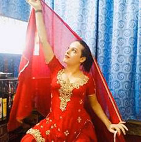 Alisha trong căn phòng của mình.