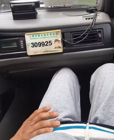 Bức ảnh tài xế taxi sờ đùi bé gái 14 tuổi khiến cộng đồng mạng rất bức xúc.