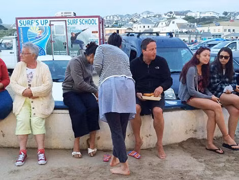 Cựu Thủ tướng Anh David Cameron chân trần ngồi ăn khi đang đi nghỉ ở Cornwall.