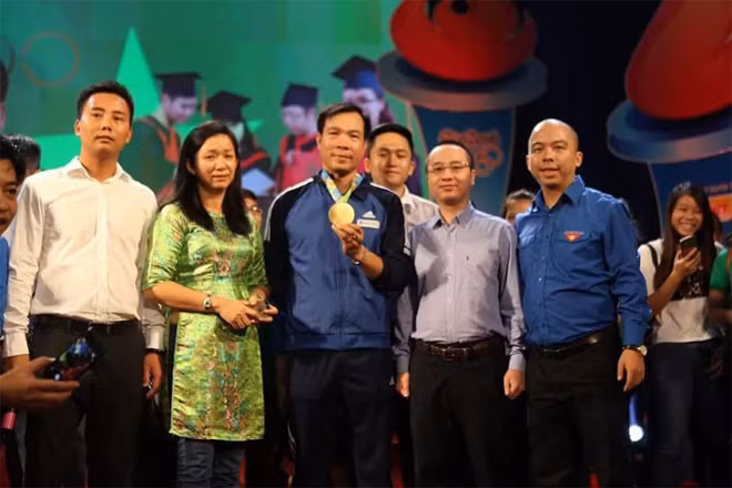Ông Nguyễn Phan Huy Khôi, Giám đốc Đối ngoại Tập đoàn Number 1 – Tân Hiệp Phát cùng Xạ thủ Hoàng Xuân Vinh và Ban tổ chức chương trình.