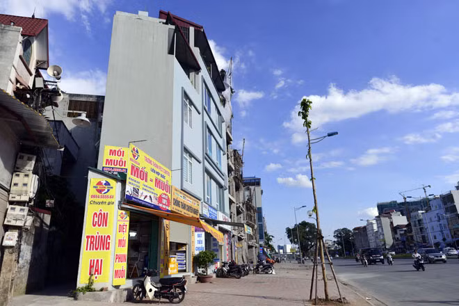 Những căn nhà siêu mỏng vẫn mọc trên các tuyến phố mới ở Hà Nội. Ảnh: Lê Hiếu.