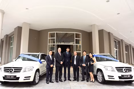 Tổng Giám đốc Công ty Sông Hồng Lê Công Hoàng (thứ ba từ phải sang) tại lễ bàn giao xe cho Hotel De l'Opera.