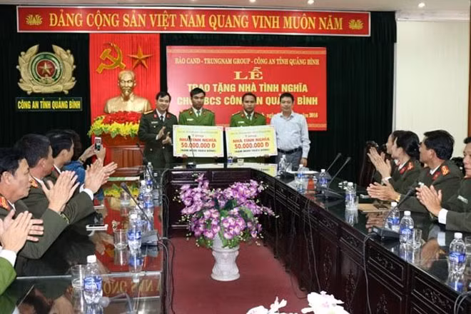 Đại diện đoàn công tác Báo CAND và Trung Nam Goup trao tiền hỗ trợ cho các cán bộ, chiến sỹ Công an tỉnh Quảng Bình. Đại diện đoàn công tác Báo CAND và Trung Nam Goup trao tiền hỗ trợ cho các cán bộ, chiến sỹ Công an tỉnh Quảng Bình.