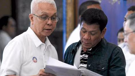 Tổng thống Philippines Rodrigo Duterte (phải) và Bộ trưởng Nội các Philippines, ông Leoncio "Jun" Badilla Evasco.