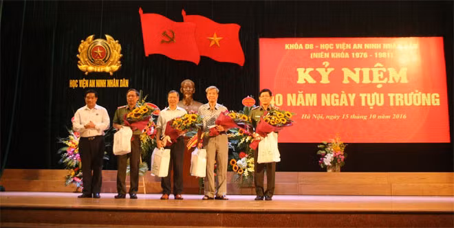 Đồng chí Hà Ngọc Chiến, Ủy viên Trung ương Đảng, Chủ tịch Hội đồng dân tộc của Quốc hội thay mặt các cựu học viên Khóa D8 tặng quà cho lãnh đạo Học viện ANND các thời kỳ.