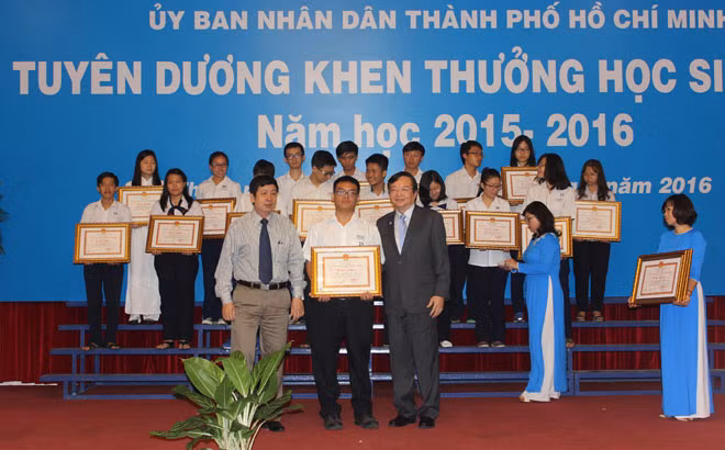 Phó Chủ tịch UBND TP Nguyễn Thị Thu chỉ đạo tại buổi lễ, bồi dưỡng học sinh giỏi là một nhiệm vụ quan trọng của ngành, cần phải được nhân rộng trong tất cả các trường học, ở mọi vùng miền.
