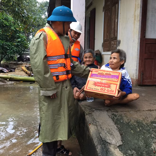 Chị em bà Lê Thị Lê, 74 tuổi ở thôn An Đại 1 xã Nghĩa Phương, huyện Tư Nghĩa (Quảng Ngãi) xúc động khi được hỗ trợ lương thực kịp thời. Chị em bà Lê Thị Lê, 74 tuổi ở thôn An Đại 1 xã Nghĩa Phương, huyện Tư Nghĩa (Quảng Ngãi) xúc động khi được hỗ trợ lương thực kịp thời.
