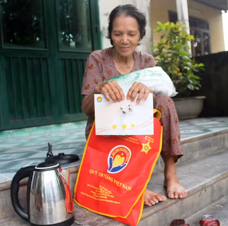 Bà Liệu và số quà được nhận.