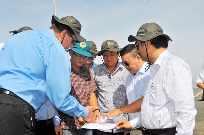 Lãnh đạo tỉnh Sóc Trăng, Tập đoàn Phú Cường cùng đại diện các nhà đầu tư khảo sát khu vực sẽ triển khai dự án điện gió trị giá gần 2 tỷ USD. Lãnh đạo tỉnh Sóc Trăng, Tập đoàn Phú Cường cùng đại diện các nhà đầu tư khảo sát khu vực sẽ triển khai dự án điện gió trị giá gần 2 tỷ USD.
