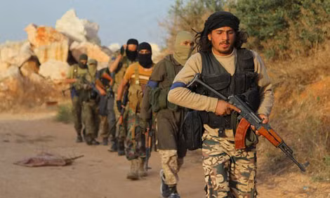 Chiến binh của nhóm Jabhat al-Nusra sử dụng vũ khí do Arab Saudi cung cấp tại Ariha, Syria. Ảnh: Reuters.
