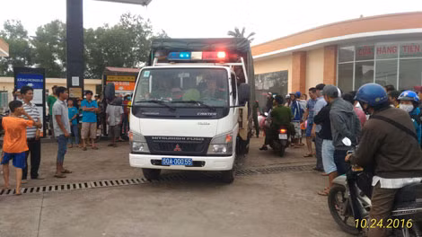 Lực lượng chức năng đưa học viên bỏ trốn về lại trung tâm.