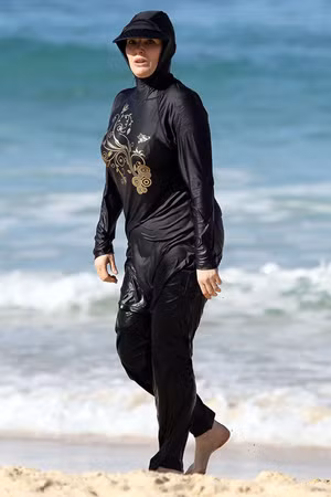 Bộ đồ tắm Burkini của phụ nữ Hồi giáo nay đã bị cấm ở Cannes.