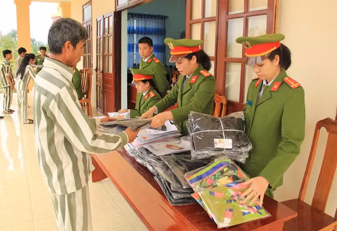 Trại giam Đồng Sơn cấp phát áo, quần cho phạm nhân được đặc xá trước khi ra trại. Trại giam Đồng Sơn cấp phát áo, quần cho phạm nhân được đặc xá trước khi ra trại.