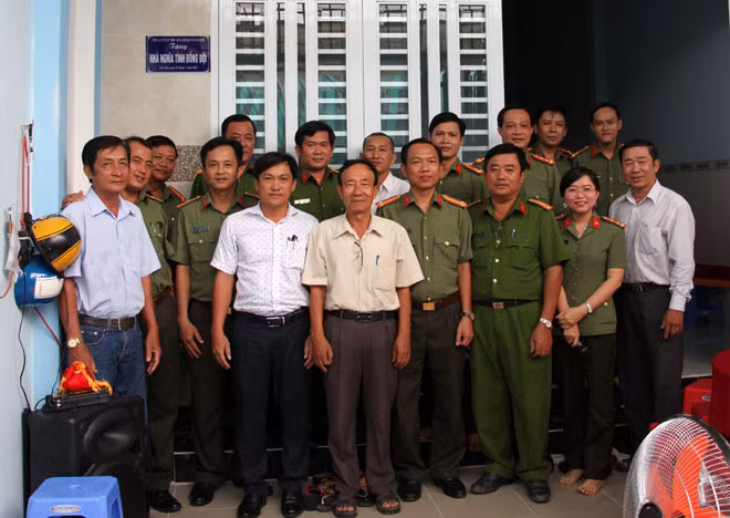 Công an TP Cần Thơ trao nhà nghĩa tình đồng đội.