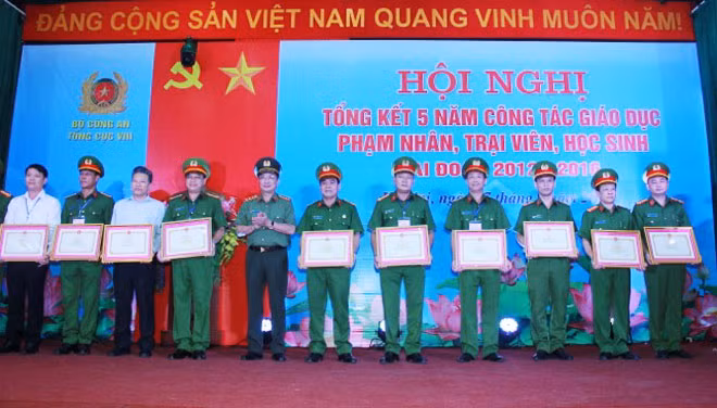 Thứ trưởng Nguyễn Văn Thành trao Bằng khen của Bộ trưởng Bộ Công an tặng các tập thể, cá nhân có thành tích xuất sắc.