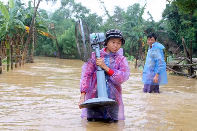 Chị Nguyễn Thị Lượng (trú xóm 4, xã Hà Linh) cho biết, tối qua gia đình đã đem gửi đồ đạc về nhà ngoại ở vùng cao, sáng nay chị cố di dời một số vật dụng còn lại để tránh nước tràn vào nhà gây hư hỏng.