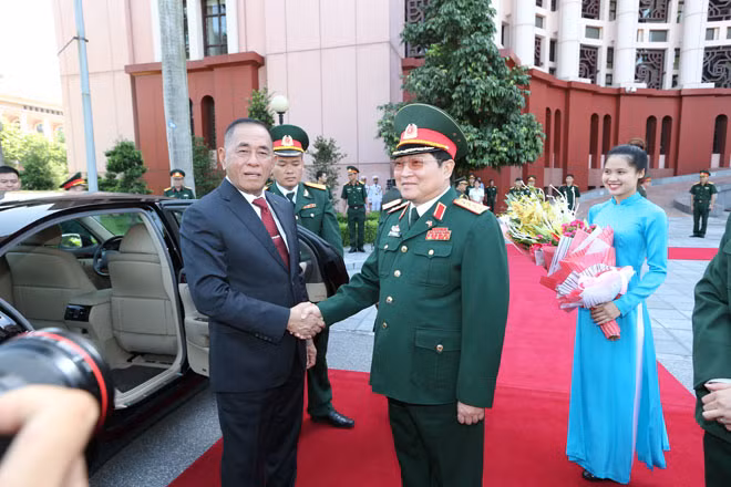 Đại tướng Ngô Xuân Lịch, Bộ trưởng Bộ Quốc phòng Việt Nam đón Bộ trưởng Bộ Quốc phòng Indonesia Ryamizard Ryacudu.