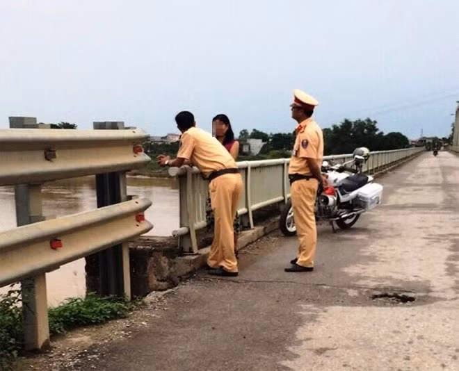 Thượng úy Nguyễn Xuân Hải cùng đồng đội thuyết phục người phụ nữ bỏ ý định nhảy cầu tự vẫn.