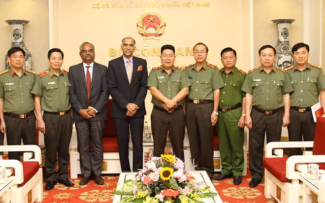 Thứ trưởng Bùi Văn Thành, Đại sứ Harish Parvathaneni và các đại biểu tại buổi tiếp.