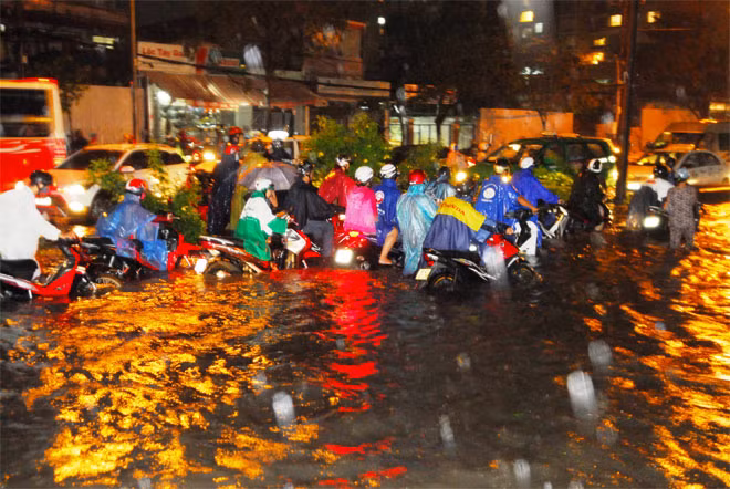 Thoát nhanh nước mưa để giảm ngập tại thành phố còn khá nan giải.