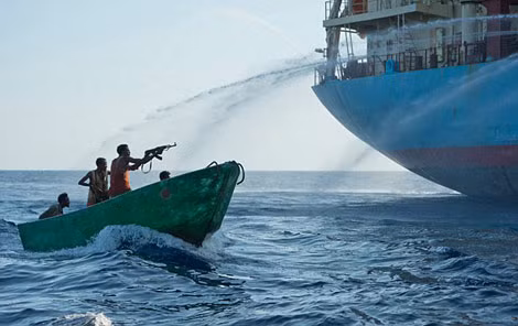 Một tàu hàng dùng vòi rồng để ngăn không cho xuồng cao tốc của bọn cướp biển Somalia tiếp cận.