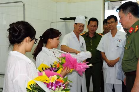 Đại tá Nguyễn Quốc Hùng đã đến Bệnh viện y học biển thăm và tặng quà cho 2 chị Bùi Thị Thùy Linh và Bùi Phương Hạnh.