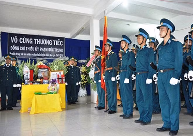 Lễ truy điệu trang nghiêm dành cho chàng phi công trẻ.