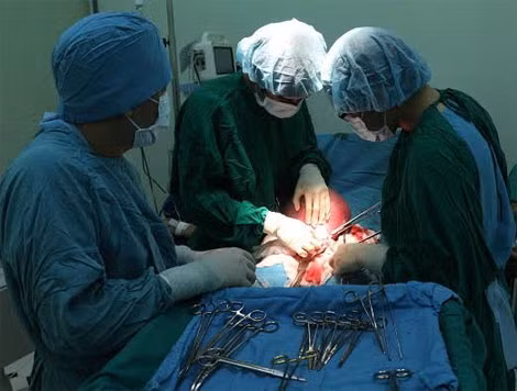 Các BS đang phẫu thuật bóc khối u trong người bệnh nhân D.