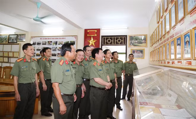 Thượng tướng Bùi Văn Nam, Uỷ viên Trung ương Đảng, Thứ trưởng Bộ Công an với các đại biểu tham quan Phòng truyền thống của giao liên CAND.