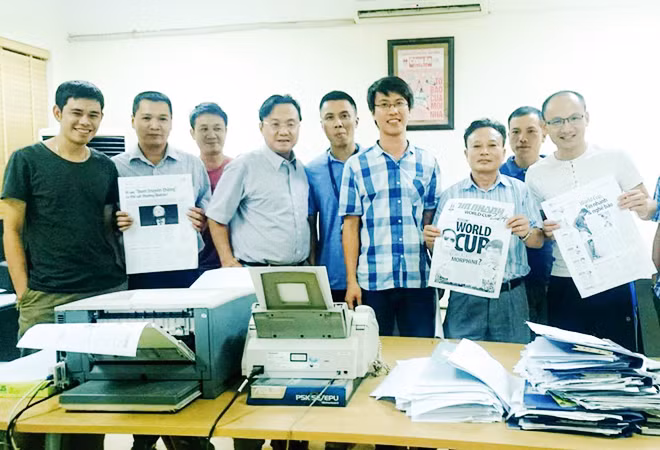 Ê kíp thực hiện "Tin nhanh World Cup" trong một ca trực.