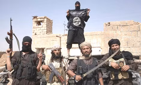 Abu Saleh (cầm gươm) khi gia nhập Al Nusra.