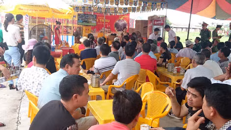 Ti vi phục vụ những người không vào sân xem chọi trâu.