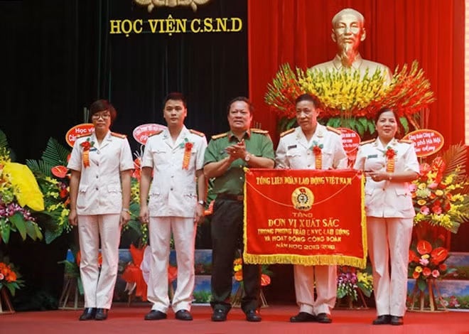 Đại tá Nguyễn Văn Pháp – Phó Cục trưởng Cục CTĐ, CTQC Bộ Công an tặng cờ thi đua xuất sắc của Tổng Liên đoàn Lao động Việt Nam cho Công đoàn Học viện CSND.