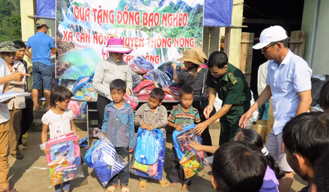 Thành viên CLB tặng quà các cháu học sinh.