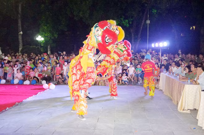 Tiết múc múa lân truyền thống tại “Đêm hội trăng rằm” năm 2016.